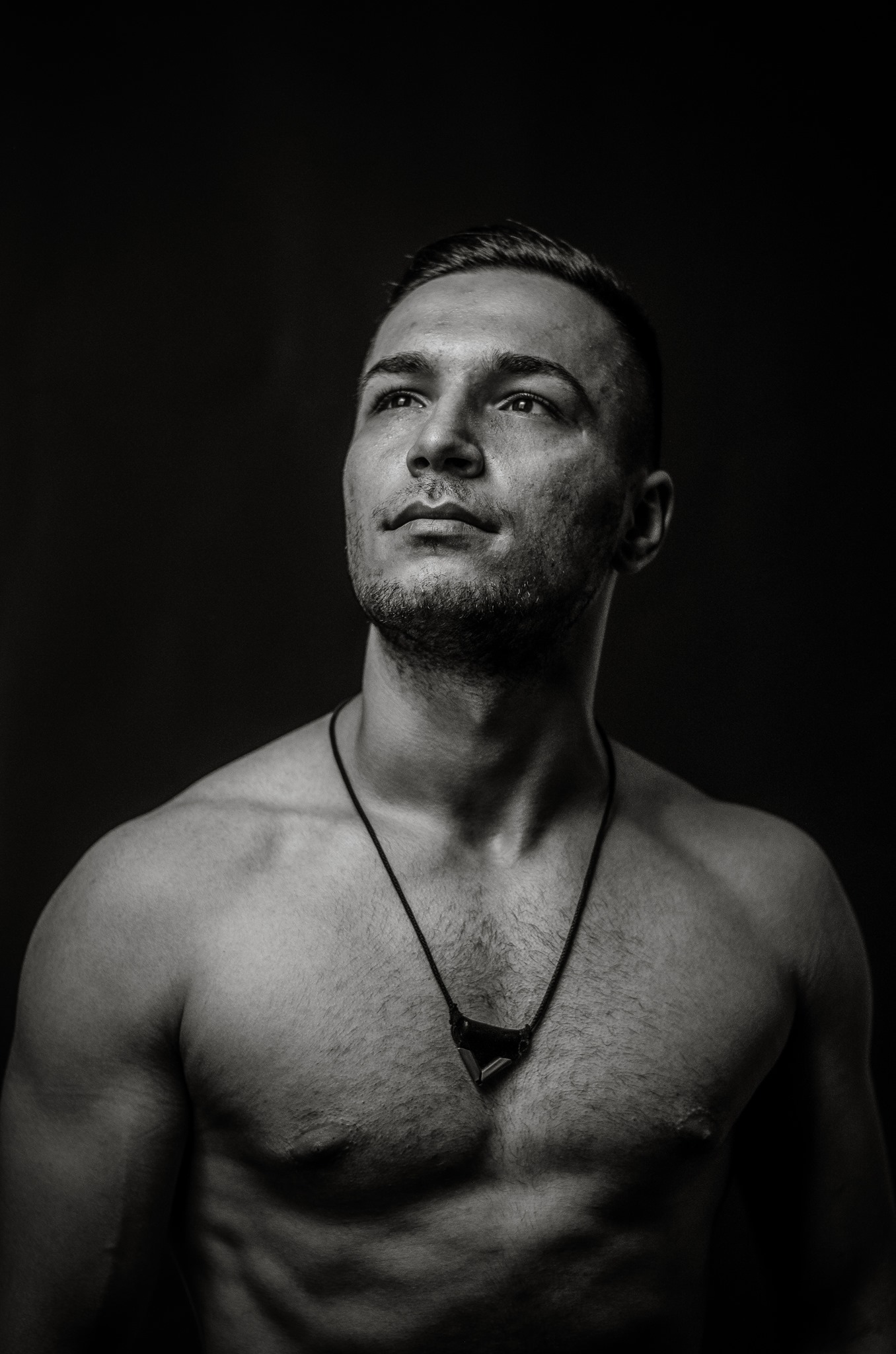 Analiză poze - 1 Portret: lumină laterală, fundal neutru