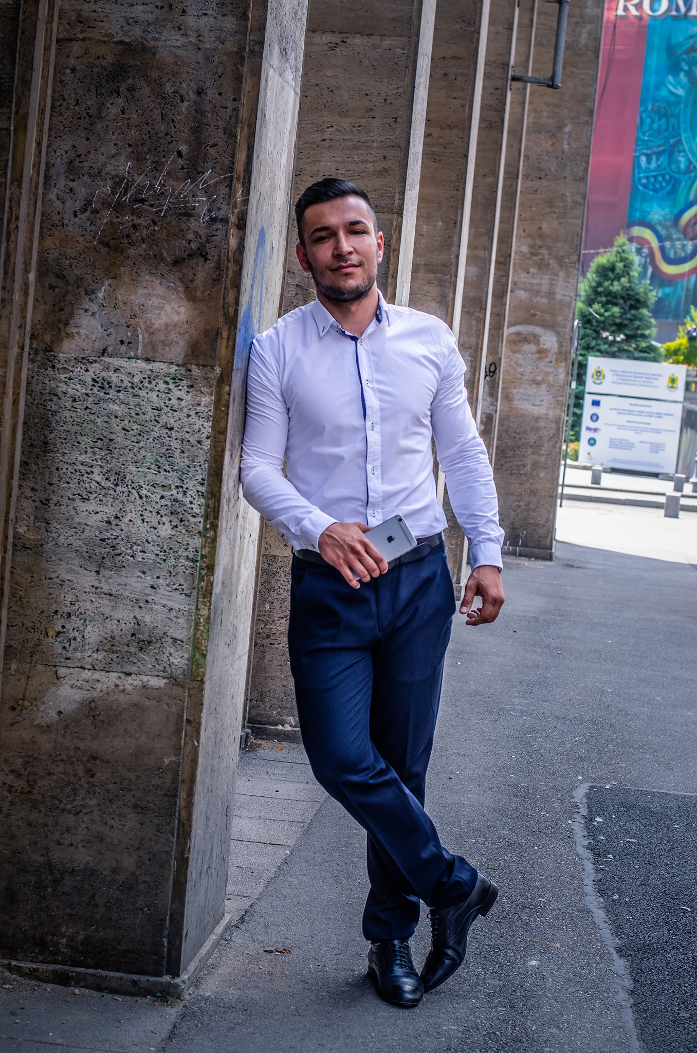 Analiză poze - 4 LinkedIn: fundal neutru, ținută potrivită